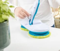 Mediashop Hurricane Floating Mop Elektrische Dweil - Oplaadbare Vloerwisser Voor Dweilen, Schrobben En Boenen - Met 2x 3 Microvezelpads 24 Mediashop Hurricane Floating Mop Elektrische Dweil - Oplaadbare Vloerwisser Voor Dweilen, Schrobben En Boenen - Met 2x 3 Microvezelpads -Bol. 1200x1014