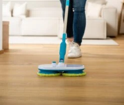 Mediashop Hurricane Floating Mop Elektrische Dweil - Oplaadbare Vloerwisser Voor Dweilen, Schrobben En Boenen - Met 2x 3 Microvezelpads 30 Mediashop Hurricane Floating Mop Elektrische Dweil - Oplaadbare Vloerwisser Voor Dweilen, Schrobben En Boenen - Met 2x 3 Microvezelpads -Bol. 1200x1014 6