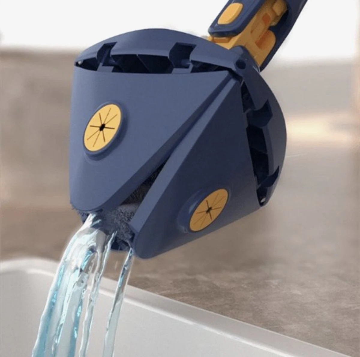 Premium Driehoekige Dweil Met Wringer - Verstelbaar En 360 Graden Draaibaar – Dweilsysteem Incl. 3 Microvezel Doeken 7 Premium Driehoekige Dweil Met Wringer - Verstelbaar En 360 Graden Draaibaar – Dweilsysteem Incl. 3 Microvezel Doeken - Afbeelding 5