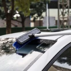 Navaris Telescopische Autowasborstel - Watergevoerde Wasborstel Voor Auto's En Ramen Met Uitschuifbare Lange Handgreep En Zachte Haren - Blauw -Bol. 1200x1200 700