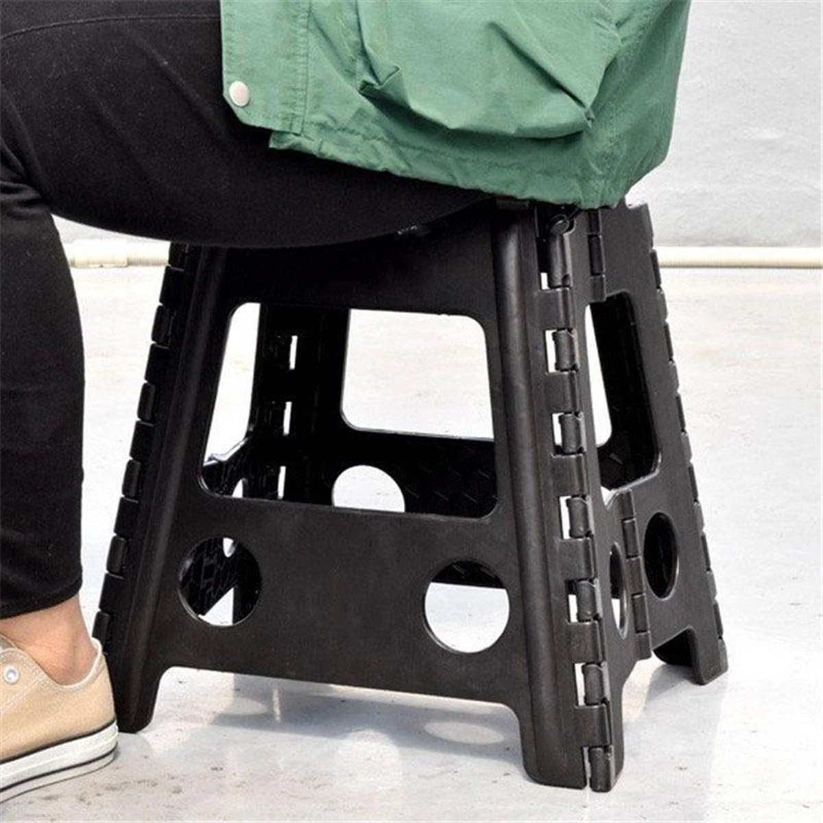 Merkloos Verdikt Kunststof Klapkruk-draagbaar-opvouwbare Kruk-Met Antislip Oppervlak Zwart 29x22cmx45cm 6 Merkloos Verdikt Kunststof Klapkruk-draagbaar-opvouwbare Kruk-Met Antislip Oppervlak Zwart 29x22cmx45cm - Afbeelding 4