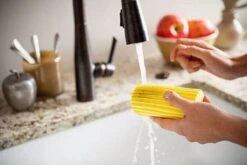 Scrub Daddy Damp Duster - Wonder Stoffer - Licht Blauw 8 Scrub Daddy Damp Duster - Wonder Stoffer - Licht Blauw -Bol. 1200x802 7