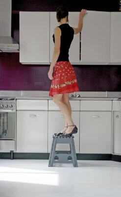 PUHLMANN - Inklapbare Kruk, JAMES, Plastic, Grijs, 40 Cm Hoog, Max 90 Kilo 10 PUHLMANN - Inklapbare Kruk, JAMES, Plastic, Grijs, 40 Cm Hoog, Max 90 Kilo -Bol. 738x1200 2