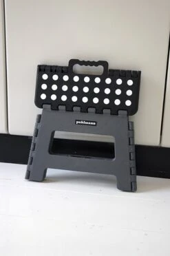 PUHLMANN - Inklapbare Kruk, JAMES, Plastic, Grijs, 22 Cm Hoog, Max 100 Kilo 15 PUHLMANN - Inklapbare Kruk, JAMES, Plastic, Grijs, 22 Cm Hoog, Max 100 Kilo -Bol. 797x1200 3